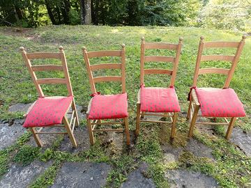 Quattro sedie di legno chiaro