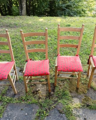 Quattro sedie di legno chiaro