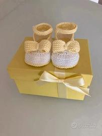 Scarpine da neonato lavorazione uncinetto a mano