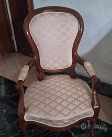 Poltrona classica in legno con braccioli