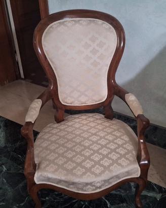 Poltrona classica in legno con braccioli