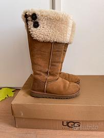 Ugg hot sale grigi alti