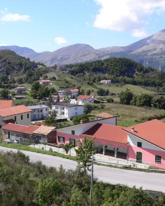 Villa bifamiliare con terreno