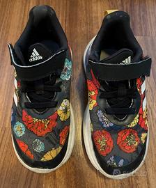 Due paia di scarpe numero 27 Adidas e Converse