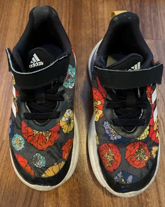 Due paia di scarpe numero 27 Adidas e Converse
