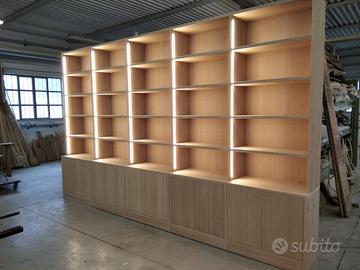 libreria in rovere con 10 ante ripiani e led