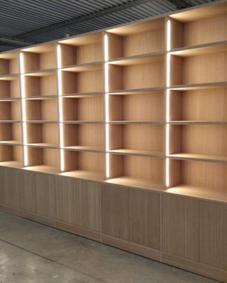 libreria in rovere con 10 ante ripiani e led