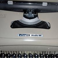 Macchina da scrivere Olivetti Studio 44 – Design N