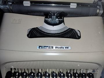 Macchina da scrivere Olivetti Studio 44 – Design N