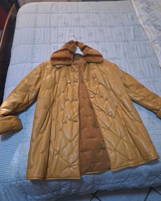 Cappotto in pelle con collo pelliccia