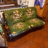 Divano più due poltrone