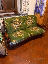 Divano più due poltrone