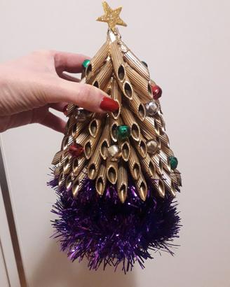 Piccolo albero di Natale fatto a mano in pasta