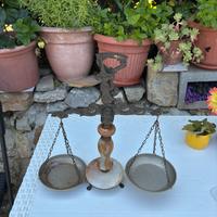 Bilancia vintage a due piatti-stile antico