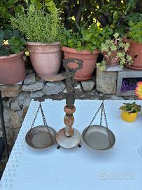 Bilancia vintage a due piatti-stile antico
