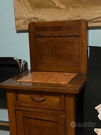 Coppia di comodini d’epoca in legno con marmo