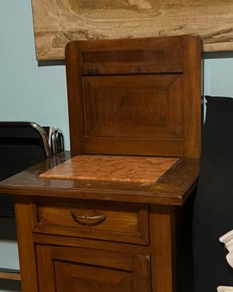 Coppia di comodini d’epoca in legno con marmo