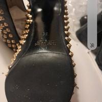 scarpa tacco nera borchie oro