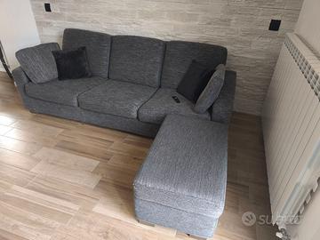 Divano  con pouf