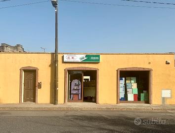 Locale commerciale con cortile privato