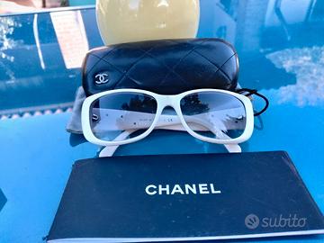 occhiali da sole Chanel modello Camelia