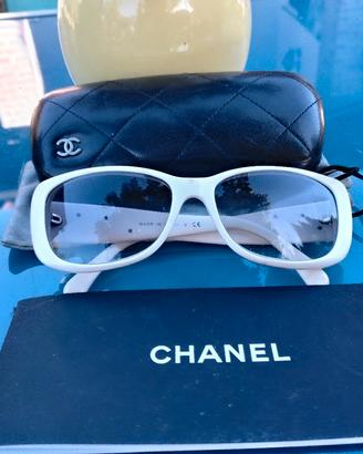 occhiali da sole Chanel modello Camelia