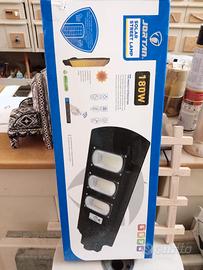 faro a batteria ,con pannello.