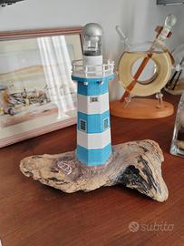 Faro decorativo su legno di mare