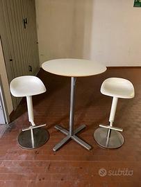 Set 2 sgabelli da bar con tavolino alto