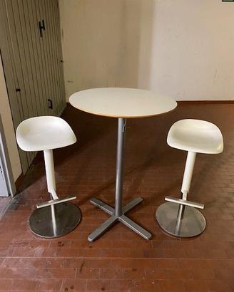 Set 2 sgabelli da bar con tavolino alto