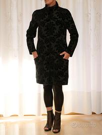 Capotto broccato nero sopra ginocchio