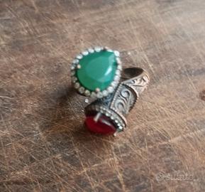 Anello in stile ottomano, con pietre verde e rossa