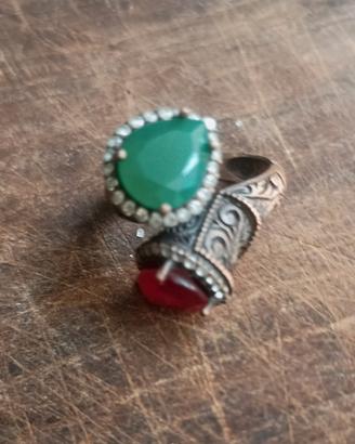 Anello in stile ottomano, con pietre verde e rossa