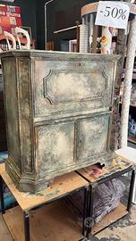 Piccola credenza stile invecchiato