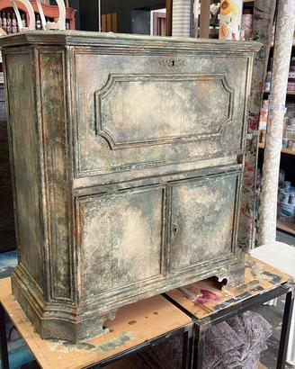 Piccola credenza stile invecchiato