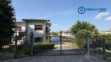 Villa bifamiliare con ampio scoperto in centro a P