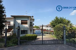 Villa bifamiliare con ampio scoperto in centro a P