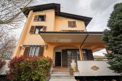 Ampia villa indipendente con giardino