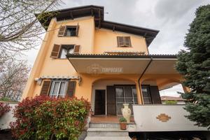 Ampia villa indipendente con giardino