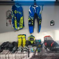 abbigliamento casco e stivali 
