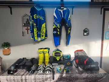 abbigliamento casco e stivali 