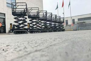 Piattaforma aerea a pantografo PRATICA E COMPATTA