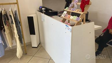 Scrivania o cassa negozio