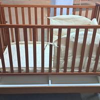 Lettino bimbi con paracolpi.