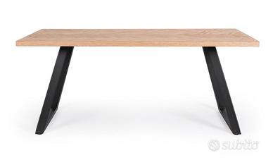 Tavolo in legno naturale e gambe in acciaio