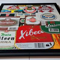 Cornice con etichette di birra da collezione.