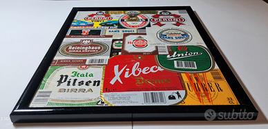 Cornice con etichette di birra da collezione.