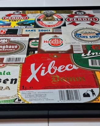 Cornice con etichette di birra da collezione.