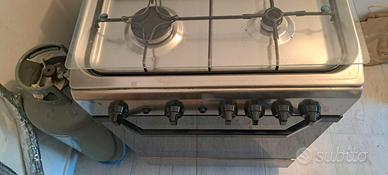 Cucina a gas con forno non da incasso.