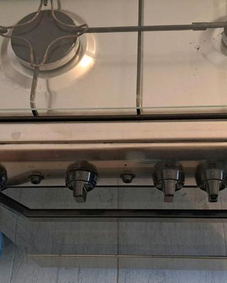 Cucina a gas con forno non da incasso.